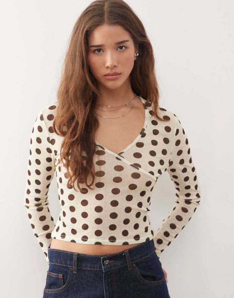 COLLUSION - Wickeloberteil aus Netzstoff in Weiß mit schwarzen Punkten-Bunt von Collusion