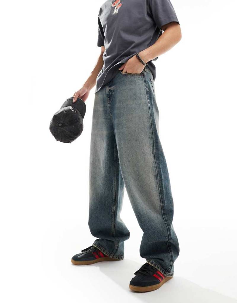COLLUSION - X001 - Sehr weite Jeans in blauer Stone-Waschung von Collusion