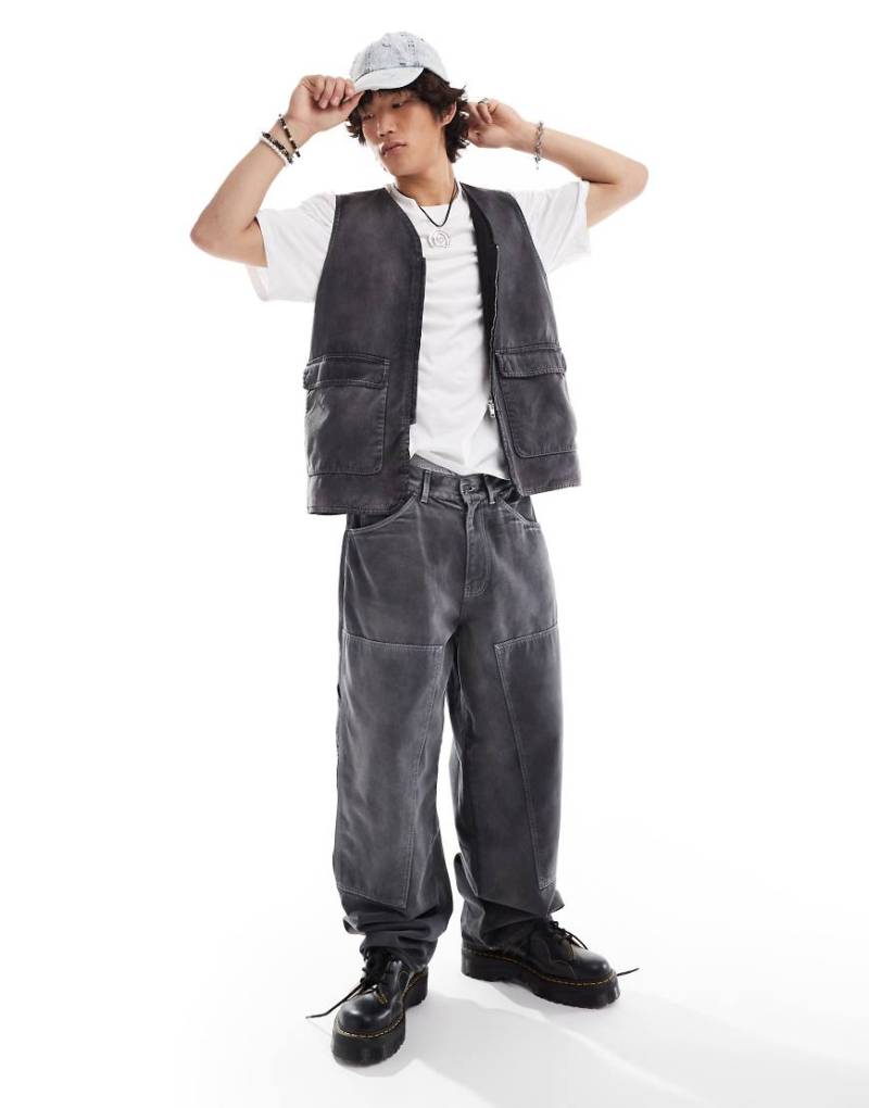 COLLUSION - X002 - Weite Carpenter-Jeans in verwaschenem Grau-Blau von Collusion