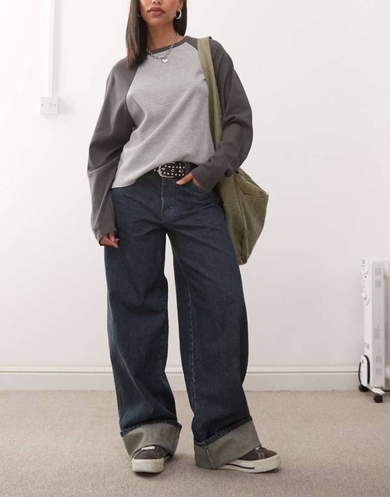 COLLUSION - X002 - Weite Jeans in Dirty-Waschung mit umgeschlagenem Saum-Marineblau COLLUSION - X002 - Weite Jeans in Dirty-Waschung mit umgeschlagenem Saum-Marineblau von Collusion