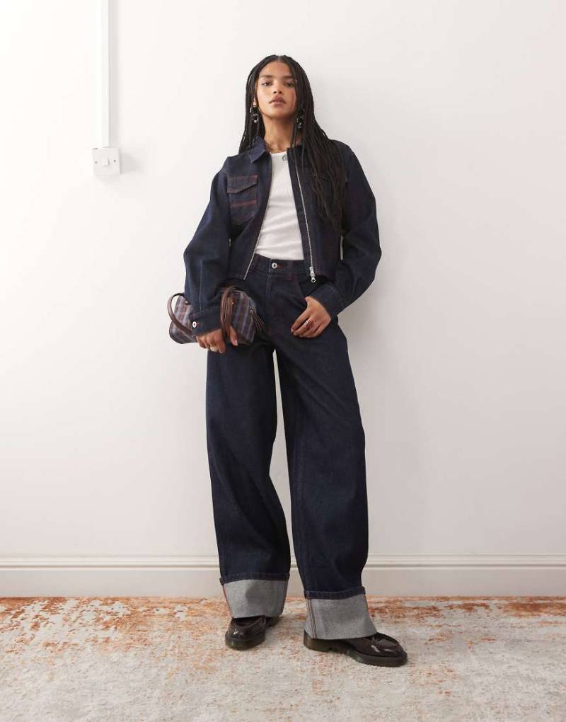 COLLUSION - X002 - Weite Jeans in Rinse-Waschung mit Taillenriegel hinten am Bund und umgeschlagenem Saum-Marineblau von Collusion