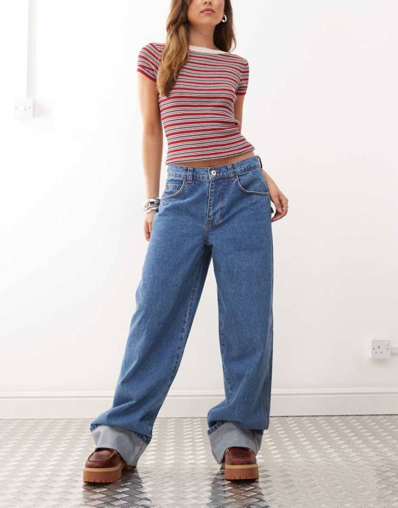 COLLUSION - X002 - Weite Jeans in mittlerer Waschung mit umgeschlagenem Saum und roter Naht-Blau von Collusion