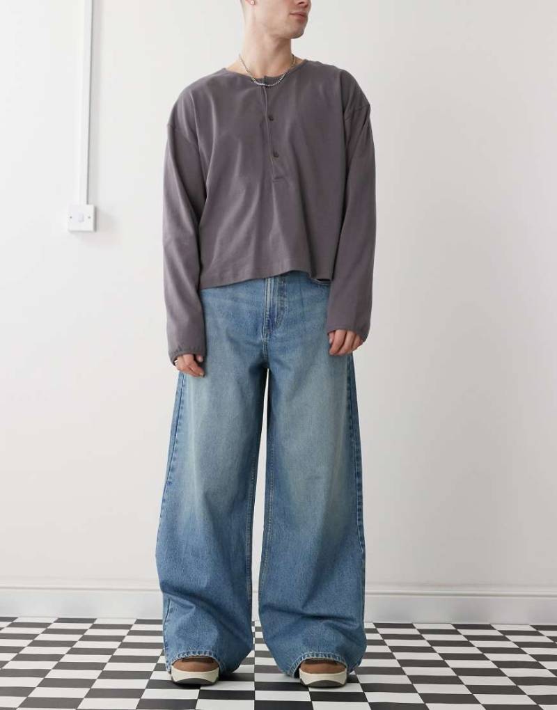 COLLUSION - X003 - Weit geschnittene Jeans in verwaschenem Mittelblau von Collusion