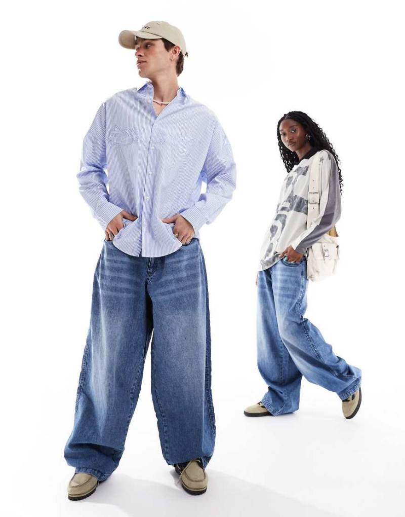 COLLUSION - X004 - Unisex-Jeans in mittlerer Waschung mit Ballon-Beinschnitt-Bunt von Collusion