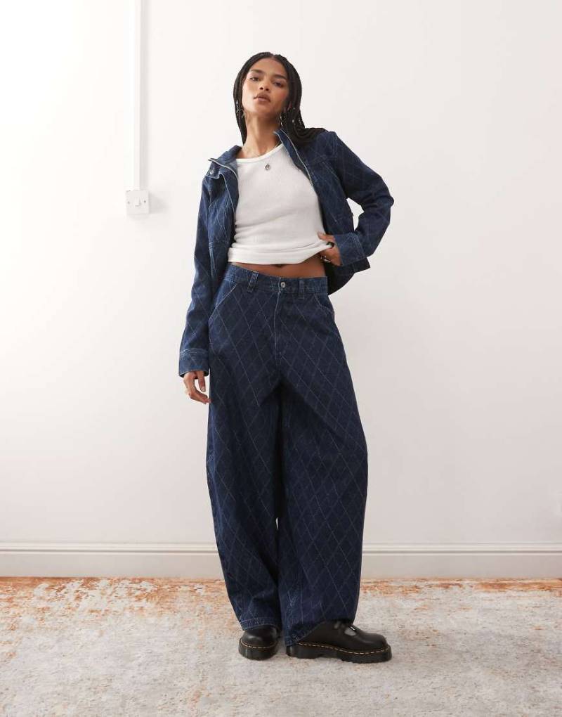 COLLUSION - X006 - Superweite Balloon-Jeans in Rinse-Waschung mit Rautenmuster-Marineblau von Collusion