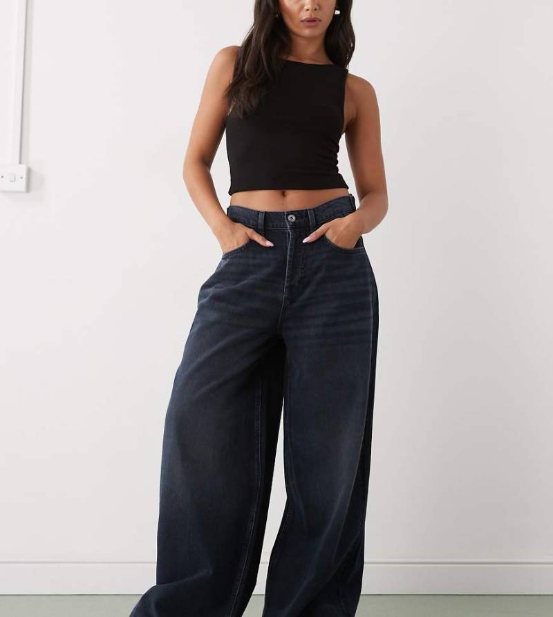 COLLUSION - X007 - Superweite Jeans in dunkelblauer Grunge-Waschung mit niedrigem Bund-Marineblau von Collusion