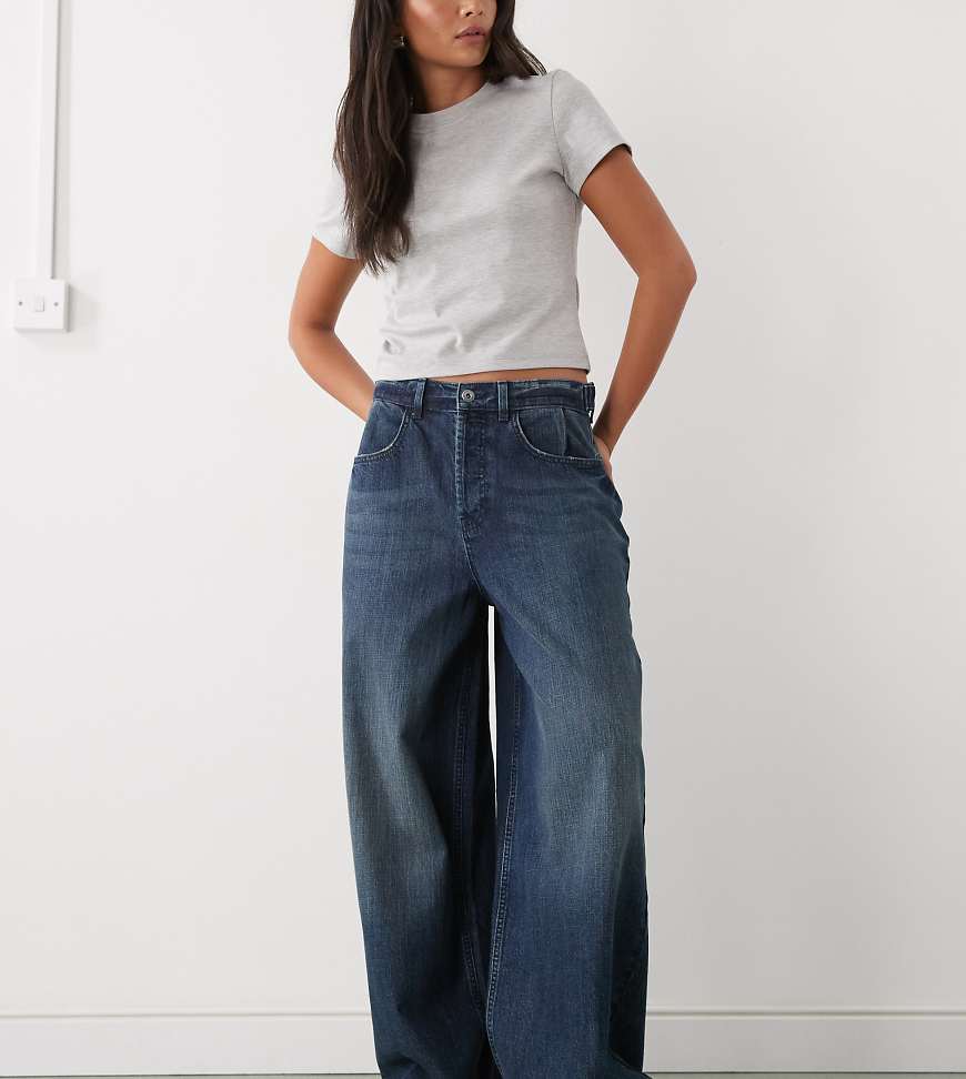 COLLUSION - X007 - Superweite Jeans in mittelblauer, strukturierter Grunge-Waschung mit niedrigem Bund-Marineblau von Collusion