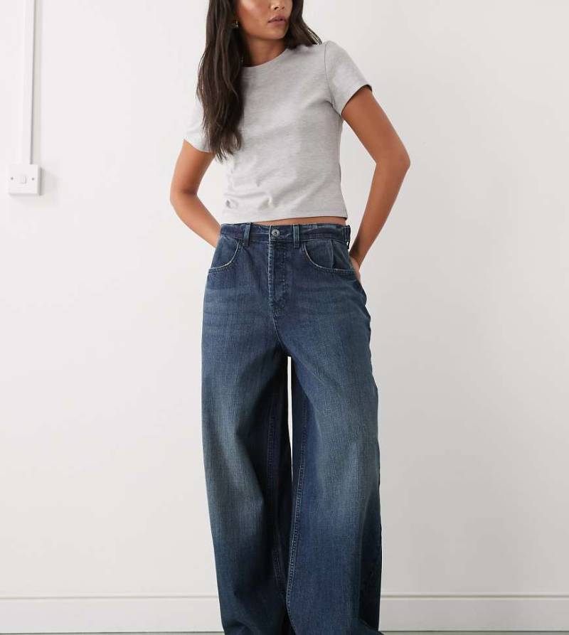 COLLUSION - X007 - Superweite Jeans in mittelblauer, strukturierter Grunge-Waschung mit niedrigem Bund-Marineblau von Collusion