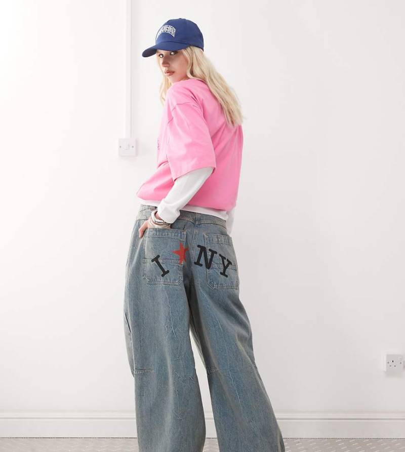 COLLUSION - X007 XL - Weite Jeans in heller Waschung mit Print hinten-Blau von Collusion