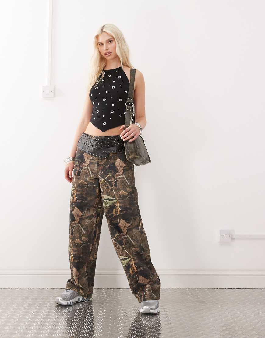 COLLUSION x 002 - Weite Jeans mit Military-Baum-Muster-Bunt COLLUSION x 002 - Weite Jeans mit Military-Baum-Muster-Bunt von Collusion