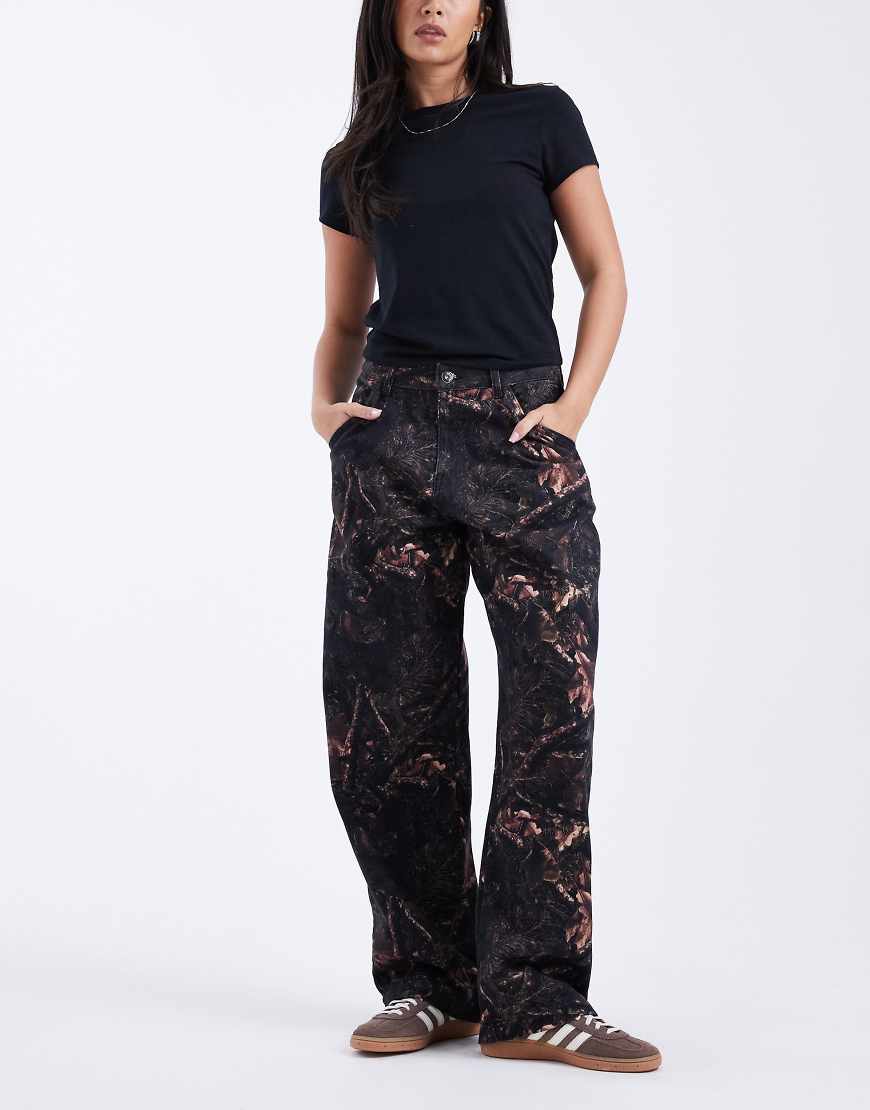 COLLUSION x 002 - Weite Jeans mit Military-Baum-Muster-Grün von Collusion