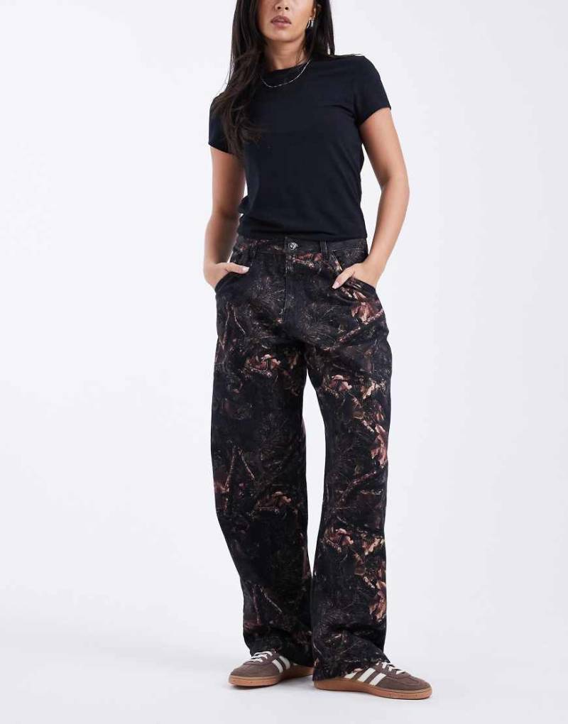 COLLUSION x 002 - Weite Jeans mit Military-Baum-Muster-Grün von Collusion