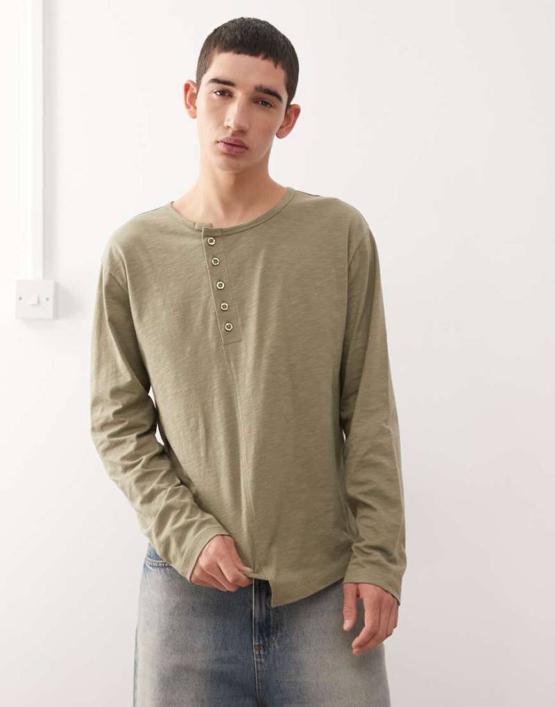 Collusion - Distorted - Henley-Oberteil in Braun-Brown Collusion - Distorted - Henley-Oberteil in Braun-Brown von Collusion