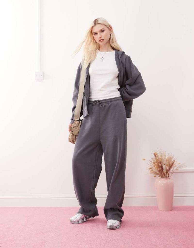 Collusion - Extreme Oversize-Jogginghose in Anthrazit mit Waffelstruktur, Kombiteil-Grau von Collusion