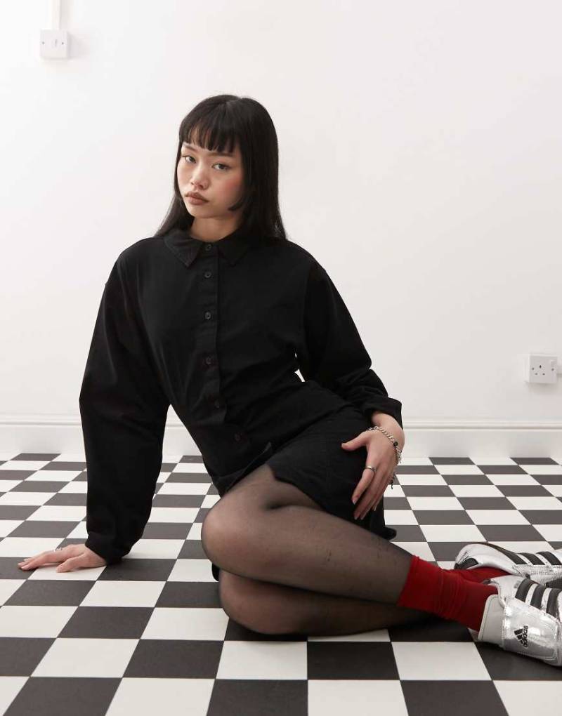 Collusion - Mini-Hemdblusenkleid in Schwarz aus Twill mit geformten Ärmeln-Weiß von Collusion