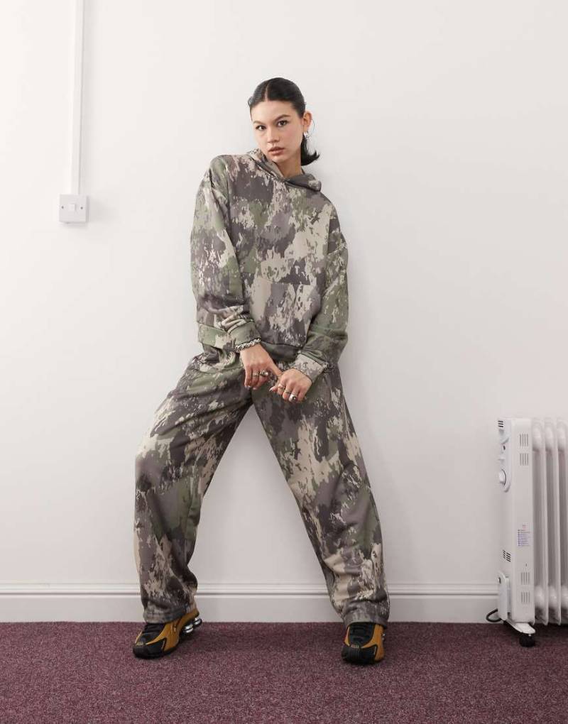 Collusion - Relaxed Fit Kapuzenpullover in grünem Military-Muster-Bunt von Collusion