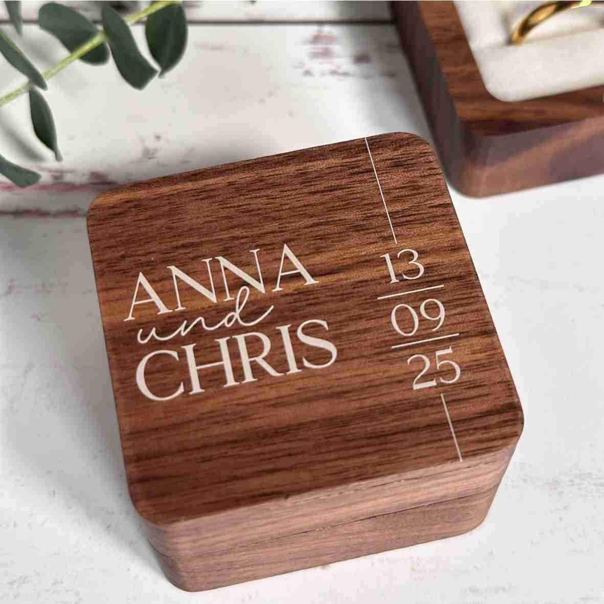 Personalisierte Ringbox Aus Holz Mit Namen & Datum - Modern Bedruckt Geschenk Zur Hochzeit, Verlobung Oder Für Brautpaare von CologneCuttingBoard