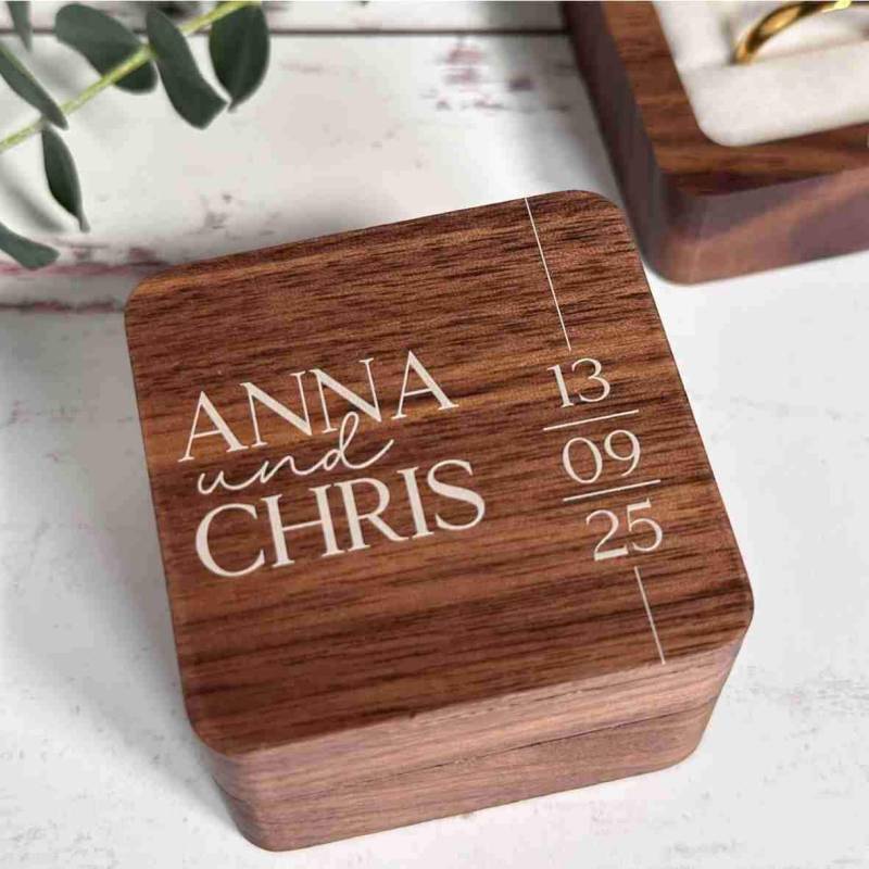 Personalisierte Ringbox Aus Holz Mit Namen & Datum - Modern Bedruckt Geschenk Zur Hochzeit, Verlobung Oder Für Brautpaare von CologneCuttingBoard