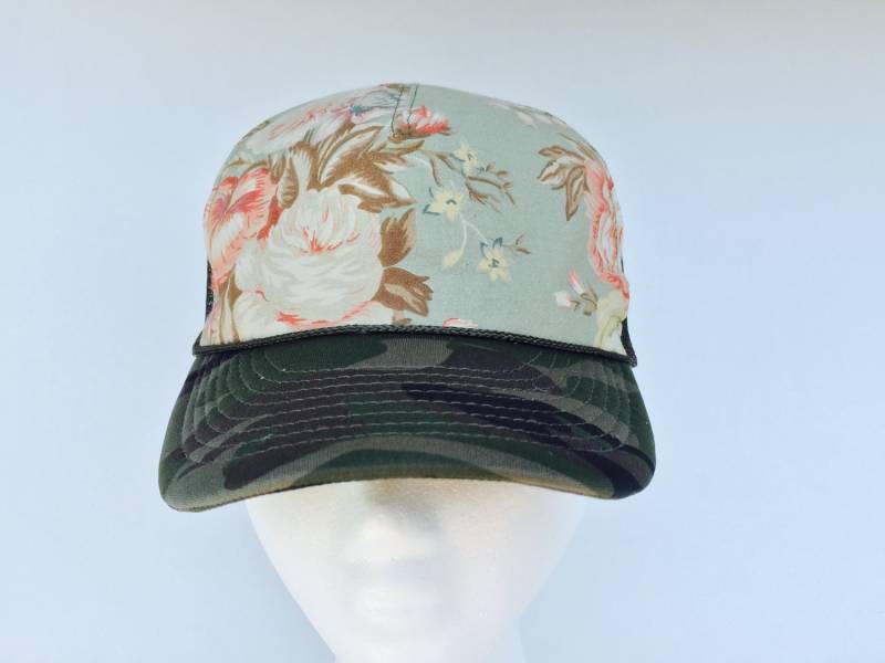 Floral Trucker Hat. Vintage Rose Auf Camo Cap. Blume-Sonnenhut, Boho Kopfstück, Geschenk Für Ihr Weihnachtsgeschenk Floral Trucker Hat. Vintage Rose Auf Camo Cap. Blume-Sonnenhut, Boho Kopfstück, Geschenk Für Ihr Weihnachtsgeschenk von ColonyCollective