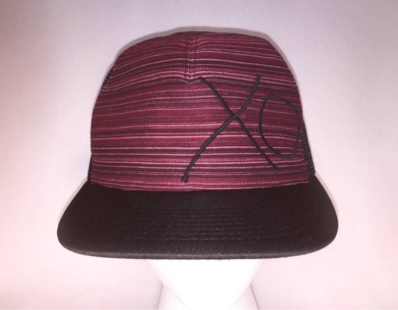Trucker Hat, Custom Baseball Cap, Boho, Beere Gestreift Mit Gesticktem Xo Auf Schwarzer Mütze. ♥︎ Ein Sammlerstück Trucker Hat, Custom Baseball Cap, Boho, Beere Gestreift Mit Gesticktem Xo Auf Schwarzer Mütze. ♥︎ Ein Sammlerstück von ColonyCollective