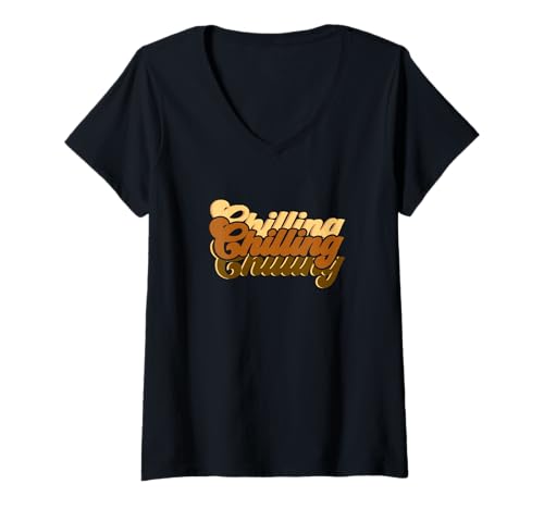 Damen Brown Chilling-x3 Braune Grafik T-Shirt mit V-Ausschnitt von Color Match Brown Graphic Tee