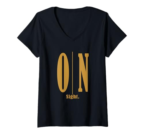 Damen Brown On Sight. Braune Grafik T-Shirt mit V-Ausschnitt Damen Brown On Sight. Braune Grafik T-Shirt mit V-Ausschnitt von Color Match Brown Graphic Tee