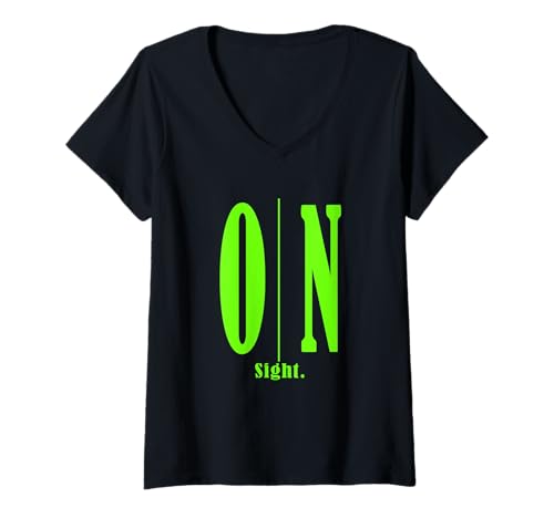 Damen Green On Sight. Grüne Grafik T-Shirt mit V-Ausschnitt Damen Green On Sight. Grüne Grafik T-Shirt mit V-Ausschnitt von Color Match Green Graphic Tee