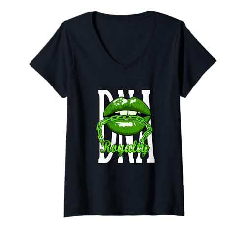 Damen Green It's In My DNA Green Graphic T-Shirt mit V-Ausschnitt Damen Green It's In My DNA Green Graphic T-Shirt mit V-Ausschnitt von Color Match Green Graphic apparel