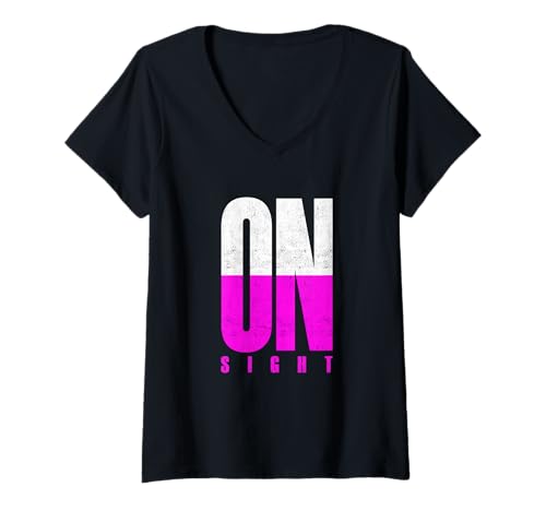 Damen Pink On Sight v2 Rosafarbene Grafik T-Shirt mit V-Ausschnitt von Color Match Pink Graphic Tee