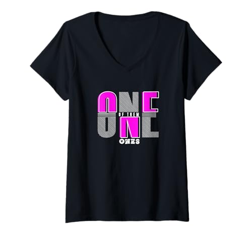 Damen Pink One Of Them Ones, rosafarbene Grafik T-Shirt mit V-Ausschnitt von Color Match Pink Graphic Tee