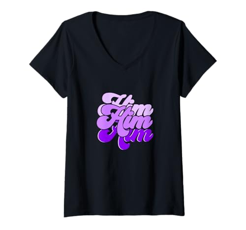 Damen Lila He is Him lila Grafik T-Shirt mit V-Ausschnitt Damen Lila He is Him lila Grafik T-Shirt mit V-Ausschnitt von Color Match Purple Graphic Tee