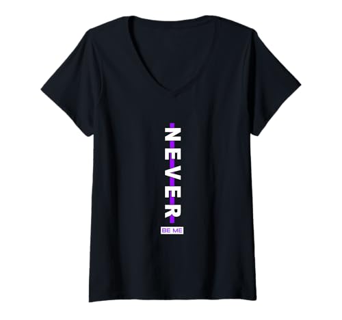 Damen Lila Never Be Me Lila Grafik T-Shirt mit V-Ausschnitt Damen Lila Never Be Me Lila Grafik T-Shirt mit V-Ausschnitt von Color Match Purple Graphic Tee