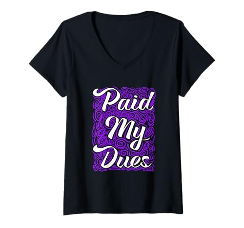 Damen Lila Paid My Dues Lila Grafik T-Shirt mit V-Ausschnitt Damen Lila Paid My Dues Lila Grafik T-Shirt mit V-Ausschnitt von Color Match Purple Graphic Tee