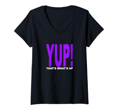 Damen Lila YUP! Das ist What Up Purple Graphic T-Shirt mit V-Ausschnitt Damen Lila YUP! Das ist What Up Purple Graphic T-Shirt mit V-Ausschnitt von Color Match Purple Graphic Tee