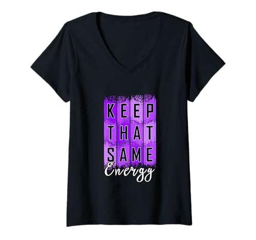 Damen Purple Keep That Same Energy v2 Purple Graphic T-Shirt mit V-Ausschnitt Damen Purple Keep That Same Energy v2 Purple Graphic T-Shirt mit V-Ausschnitt von Color Match Purple Graphic Tee