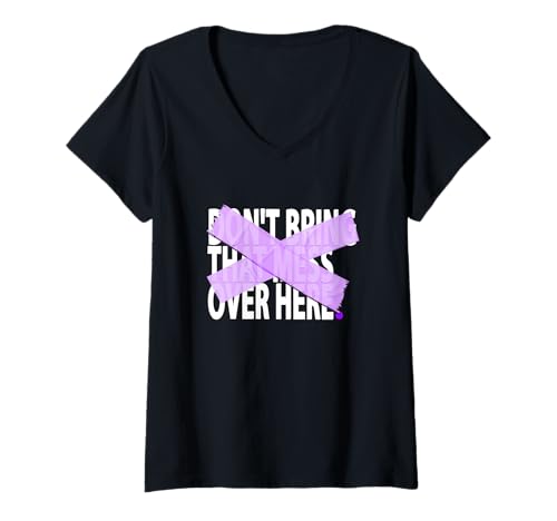 Damen Purple Not Over Here Violette Grafik T-Shirt mit V-Ausschnitt Damen Purple Not Over Here Violette Grafik T-Shirt mit V-Ausschnitt von Color Match Purple Graphic Tee
