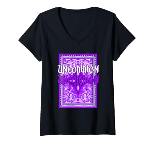 Damen Purple Uncommon-X2 Violette Grafik T-Shirt mit V-Ausschnitt Damen Purple Uncommon-X2 Violette Grafik T-Shirt mit V-Ausschnitt von Color Match Purple Graphic Tee