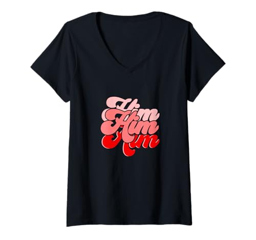 Damen Rot He is Him Red Graphic T-Shirt mit V-Ausschnitt von Color Match Red Graphic Tee