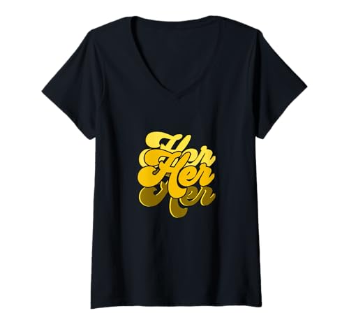 Damen Gelb Her Yellow Graphic T-Shirt mit V-Ausschnitt Damen Gelb Her Yellow Graphic T-Shirt mit V-Ausschnitt von Color Match University Varsity-Gold Graphic Tee