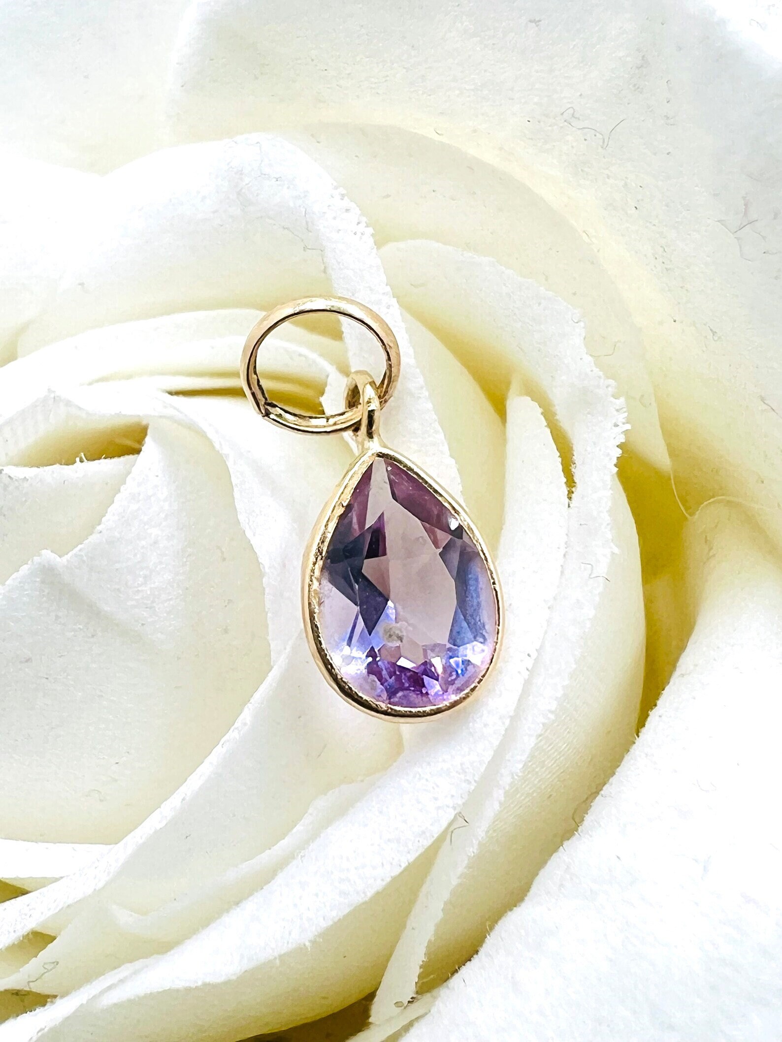 14K Gelb Gold Amethyst Tear Dropp Winzige Anhänger Halskette von ColorCoutureJewels