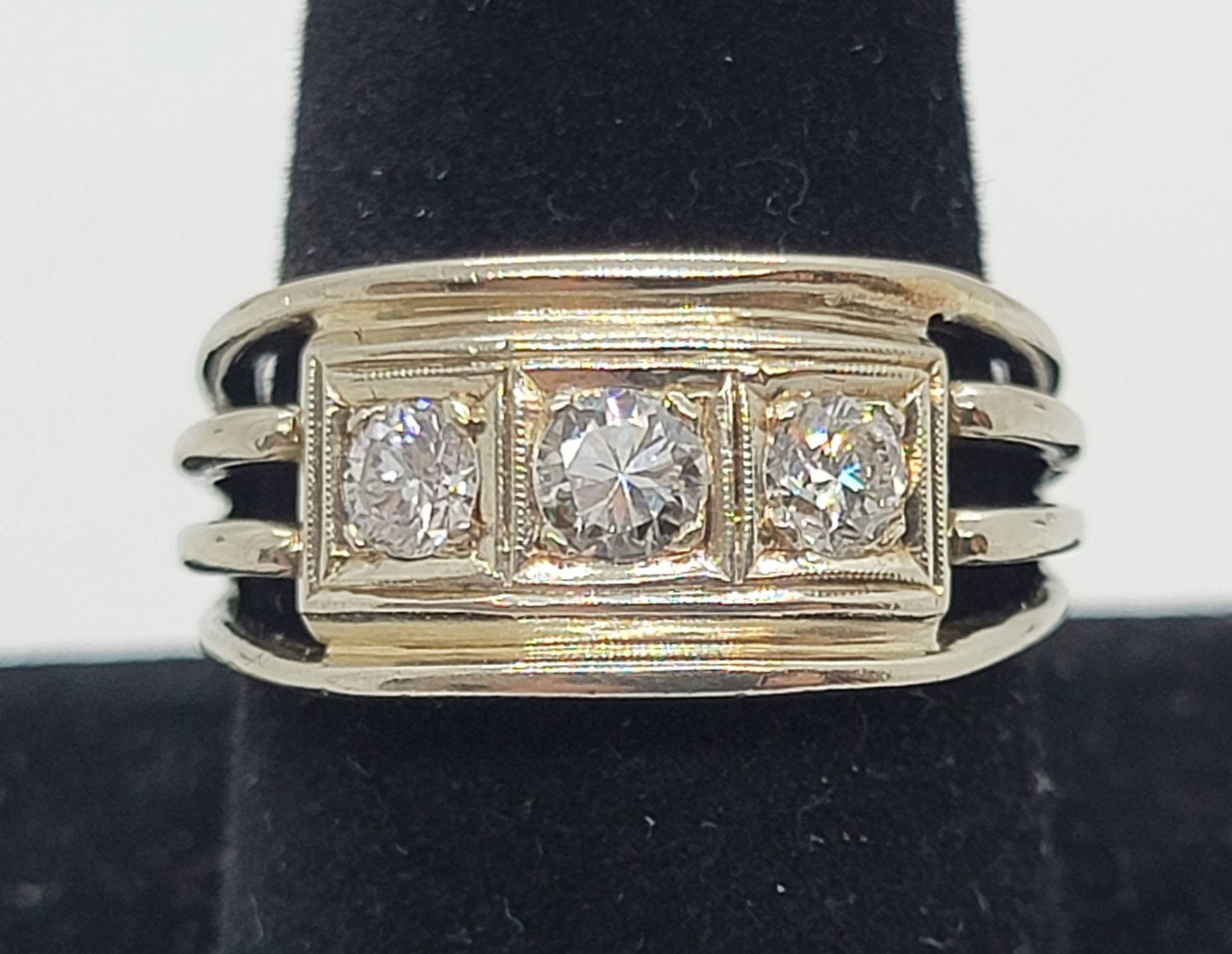 Handgemachter Herrenring Aus 14K Weißgold Mit Diamant Und Größe 9, 5 Handgemachter Herrenring Aus 14K Weißgold Mit Diamant Und Größe 9, 5 von ColorCoutureJewels