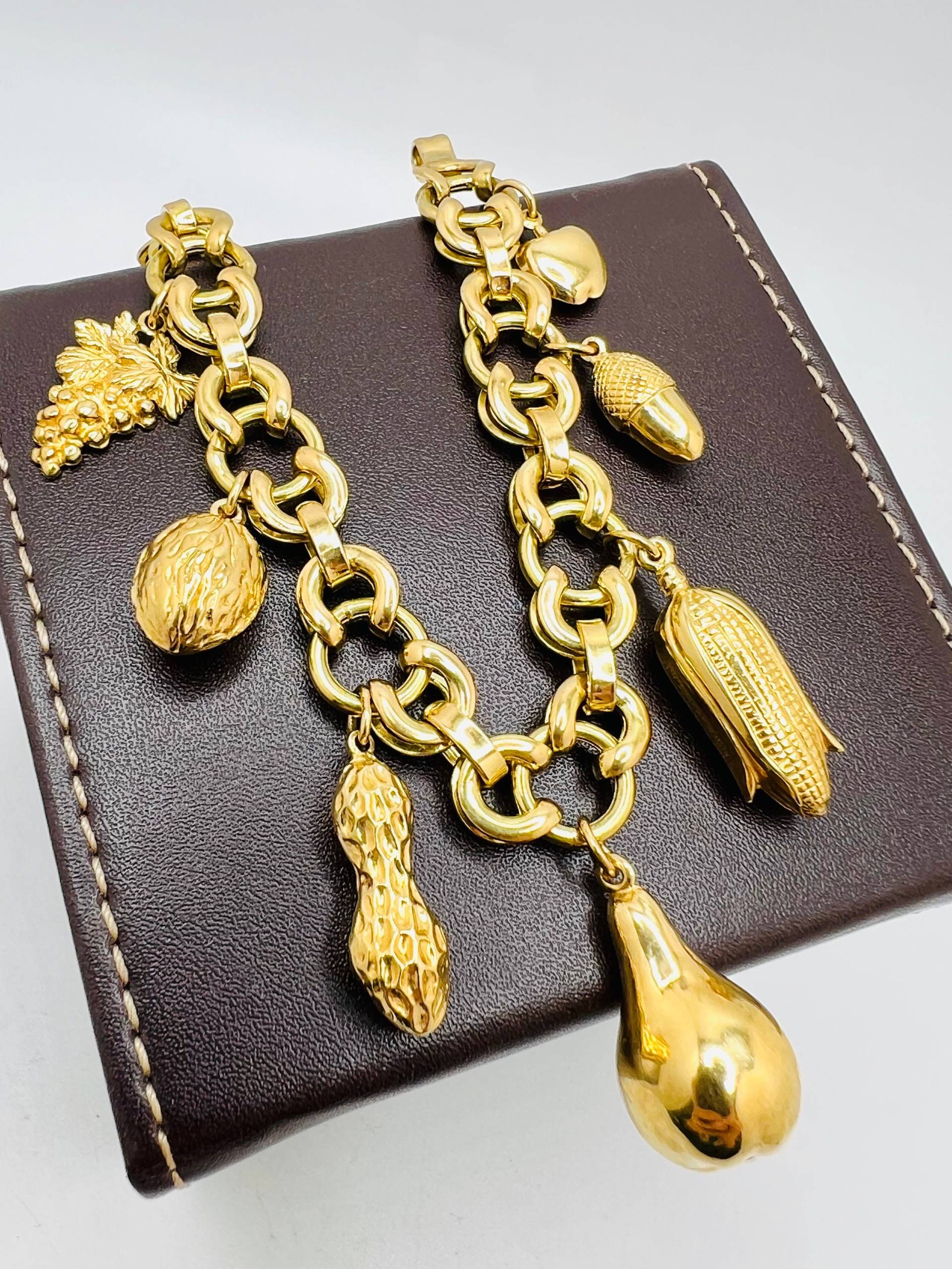 Wunderschöne Platinum Gold Link Fruit Charm Armband Size 7 Wunderschöne Platinum Gold Link Fruit Charm Armband Size 7 von ColorCoutureJewels
