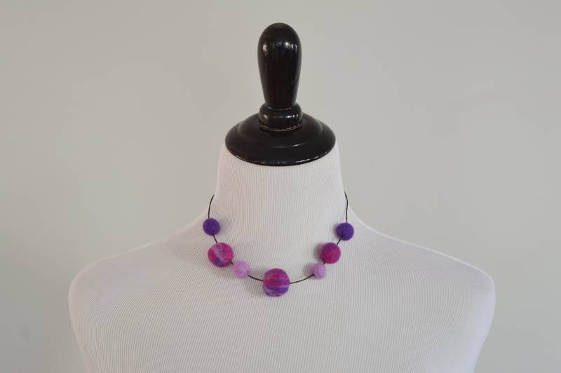 Merino Wolle Gefilzte Perlenkette Pink Lila Schmuck, Verstellbar von ColorFeltDesign