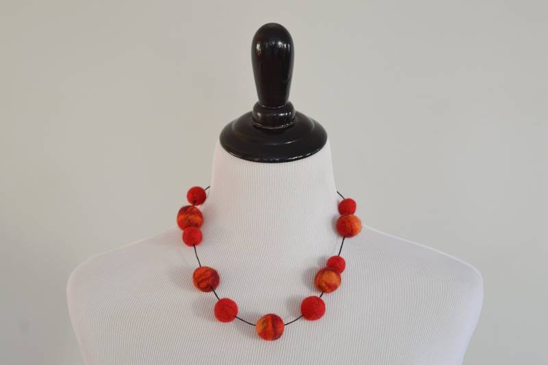 Weiche Merino Wolle Gefilzte Perlenkette Verstellbar, Rot Orange Schmuck von ColorFeltDesign