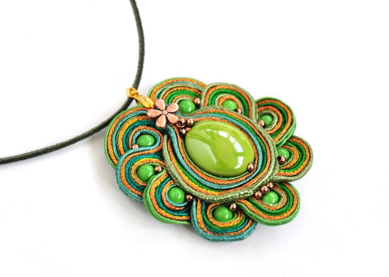 Grüne Soutache Set - Statement-Schmuck Halskette Soutache-Armband Grüne Goldschmuck Textil Geschenk-Ideen von ColorFusionJewelry