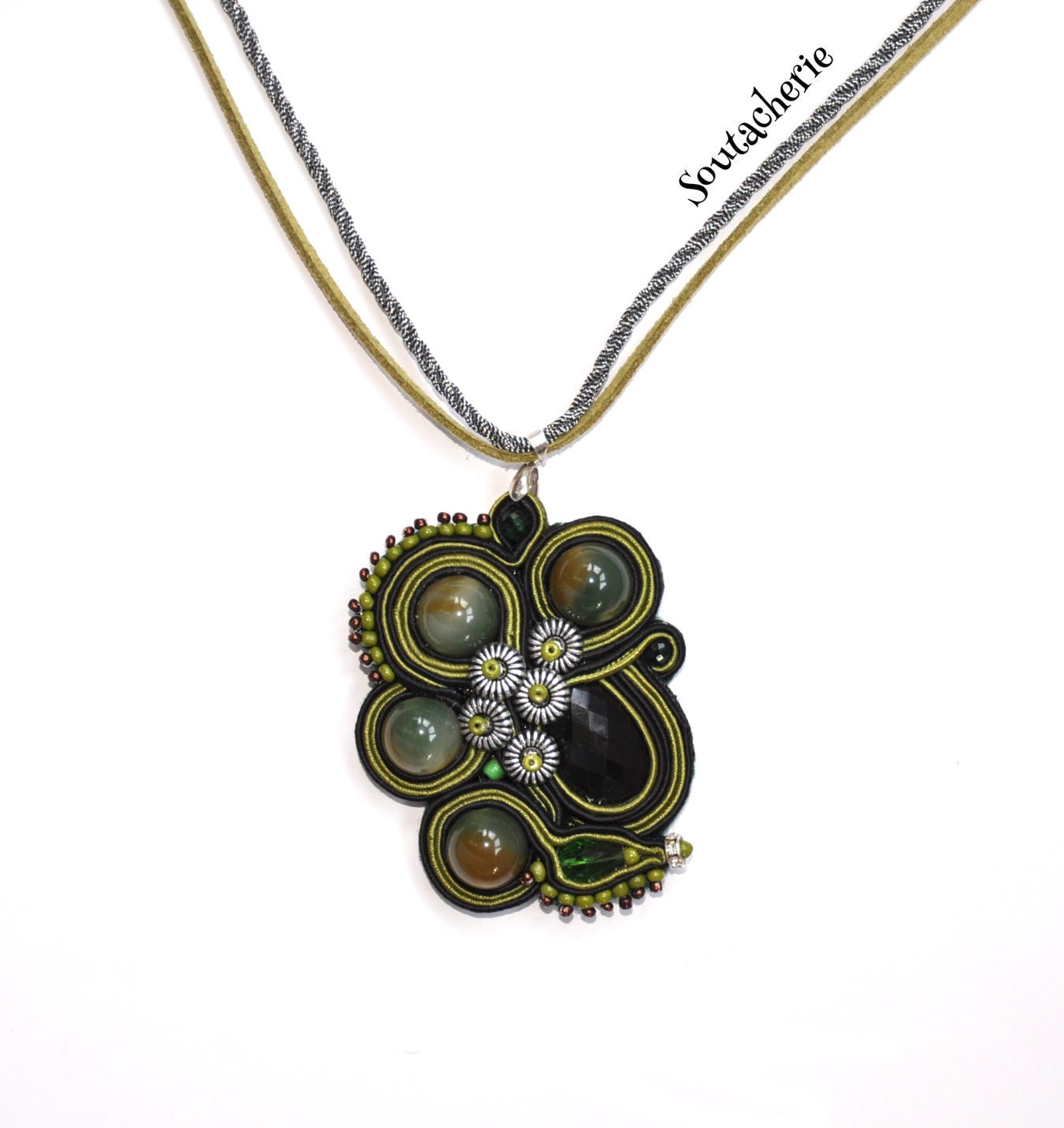 Soutache Perlenarbeit Anhänger - Grüne Schlange Soutache Perlenarbeit Anhänger - Grüne Schlange von ColorFusionJewelry