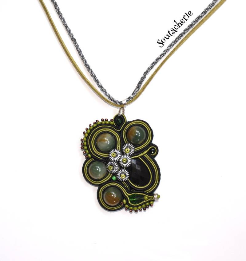Soutache Perlenarbeit Anhänger - Grüne Schlange Soutache Perlenarbeit Anhänger - Grüne Schlange von ColorFusionJewelry