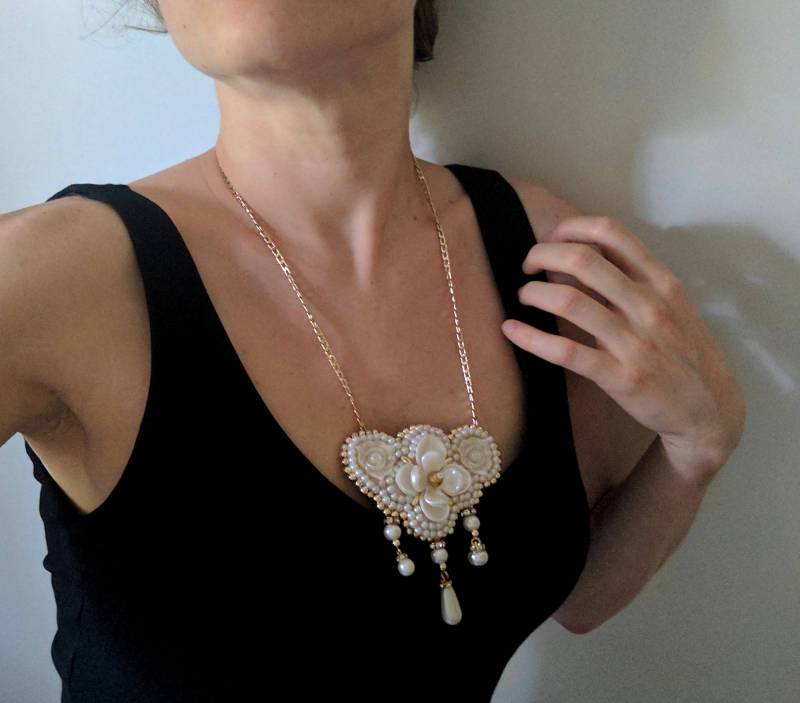 Weiße Blumige Halskette - Perlenstickerei Statementkette Weiße Blumige Halskette - Perlenstickerei Statementkette von ColorFusionJewelry