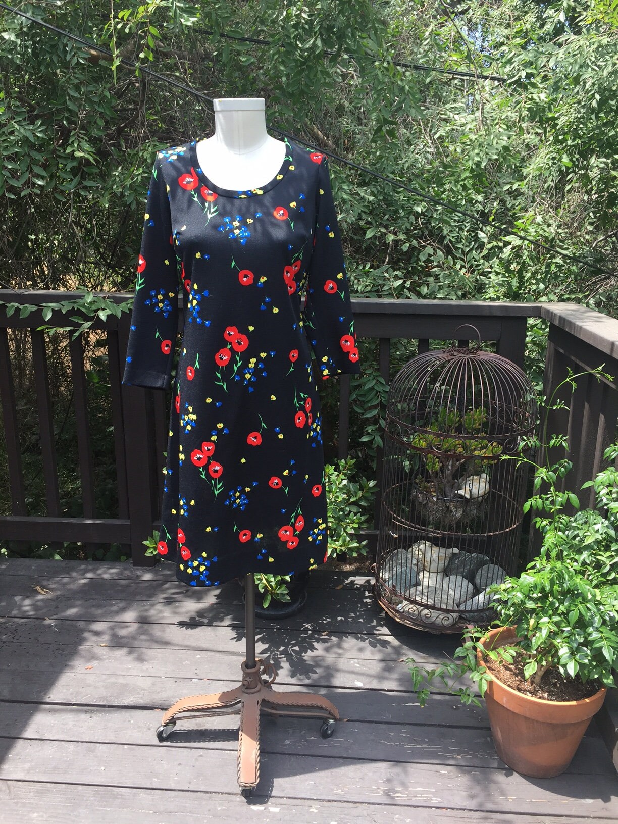 1960Er Jahre Schwarzes Blumen Print Mod Kleid. Rundhalsausschnitt. Midi Länge. Langarm. Größe Small/Medium 1960Er Jahre Schwarzes Blumen Print Mod Kleid. Rundhalsausschnitt. Midi Länge. Langarm. Größe Small/Medium von ColorPaperCollective