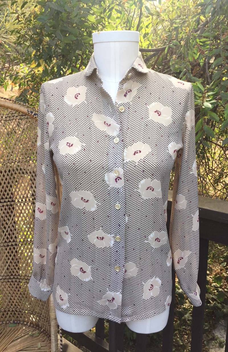 1970Er Jahre Button-Down-Blumen Bedruckte Bluse Mit Langen Ärmeln Und Kragen Größe Medium von ColorPaperCollective